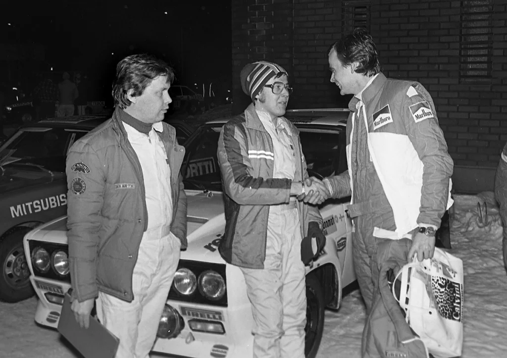 Fiatin Markku Alén (oikealla) onnittelee vuoden 1978 SM Riihimäki-rallin voittoon ajanutta tallikaveriaan Timo Salosta. Vasemmalla Salosen kakkosohjaaja Jaakko Markkula. Molemmat RiiUA:n jäseniä. Kuva: Marko Mäkinen.