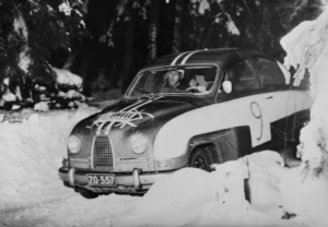 Vasta 18-vuotias Simo Lampinen ajoi Saabillaan yhdessä Jyrki Ahavan kanssa ensimmäisen SM Riihimäki-rallin neljänneksi vuonna 1962. Lampinen voitti Riihimäki-rallin neljä kertaa. Kuva: Matti Mäkinen.
