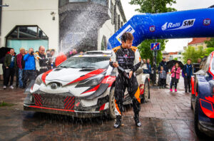 Toyotan Takamoto Katsuta juhli vuoden 2019 Riihimäki-rallin voittoa Riihimäen keskustassa sijaitsevalla Granitin aukiolla, joka toimii tulevan rallin lähdön odottelualueena. Aika näyttää, nähdäänkö Riihimäellä jälleen Rally1-autoja. Kuva: Merita Mäkinen.